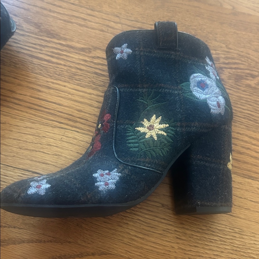 Indigo Rd. Stylish Floral and Plaid Heeled Ankle Boots Size 8M - Picture 3 of 11